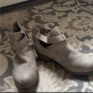 Jellypop Women's Taupe Ankle Booties